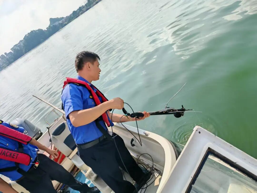惊险！鹧鸪江大桥下游惊现“水下杀手”，水上城管紧急打捞消除隐患