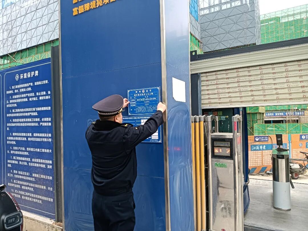 “执法蓝”深入工地“送法” 携手共护“柳州蓝”