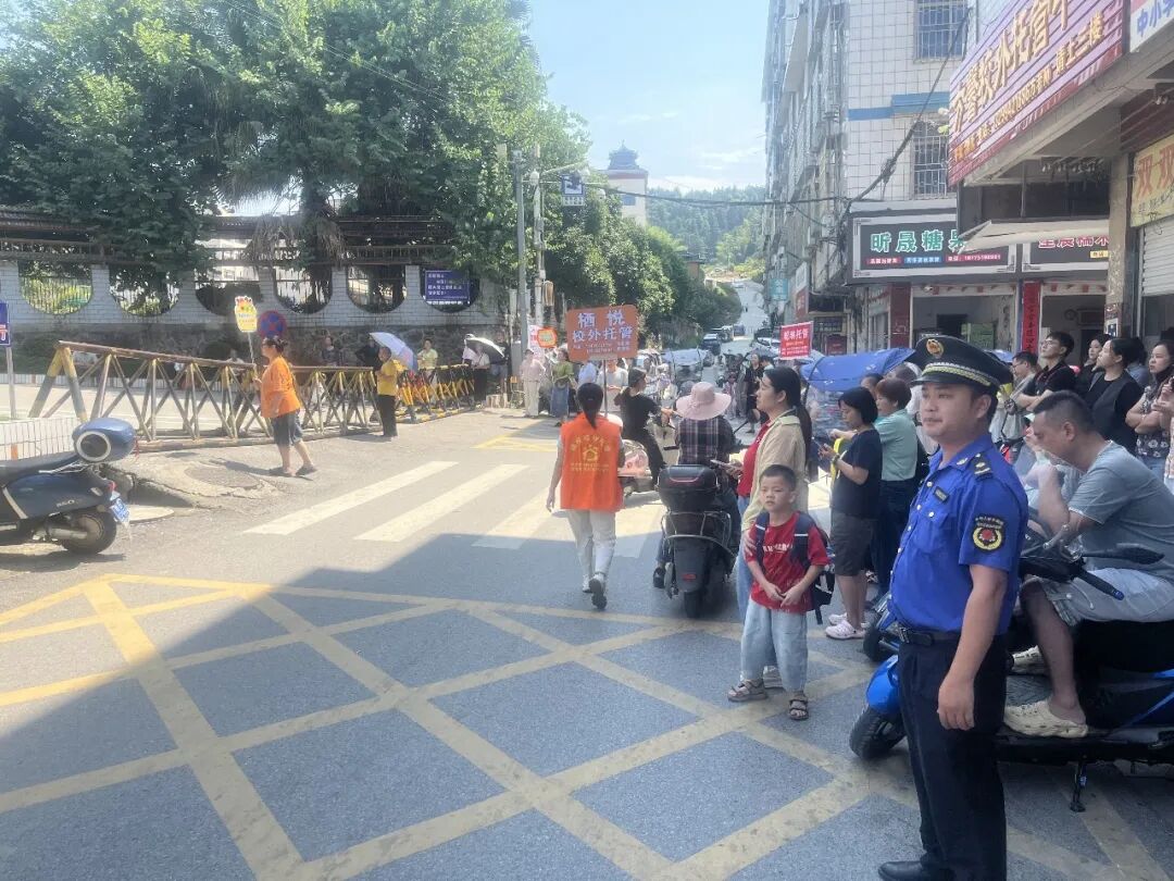 严管市容秩序 筑牢护学防线